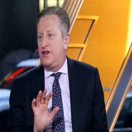 Steve Eisman was wearing blue coat, white shirt , and blue tie.